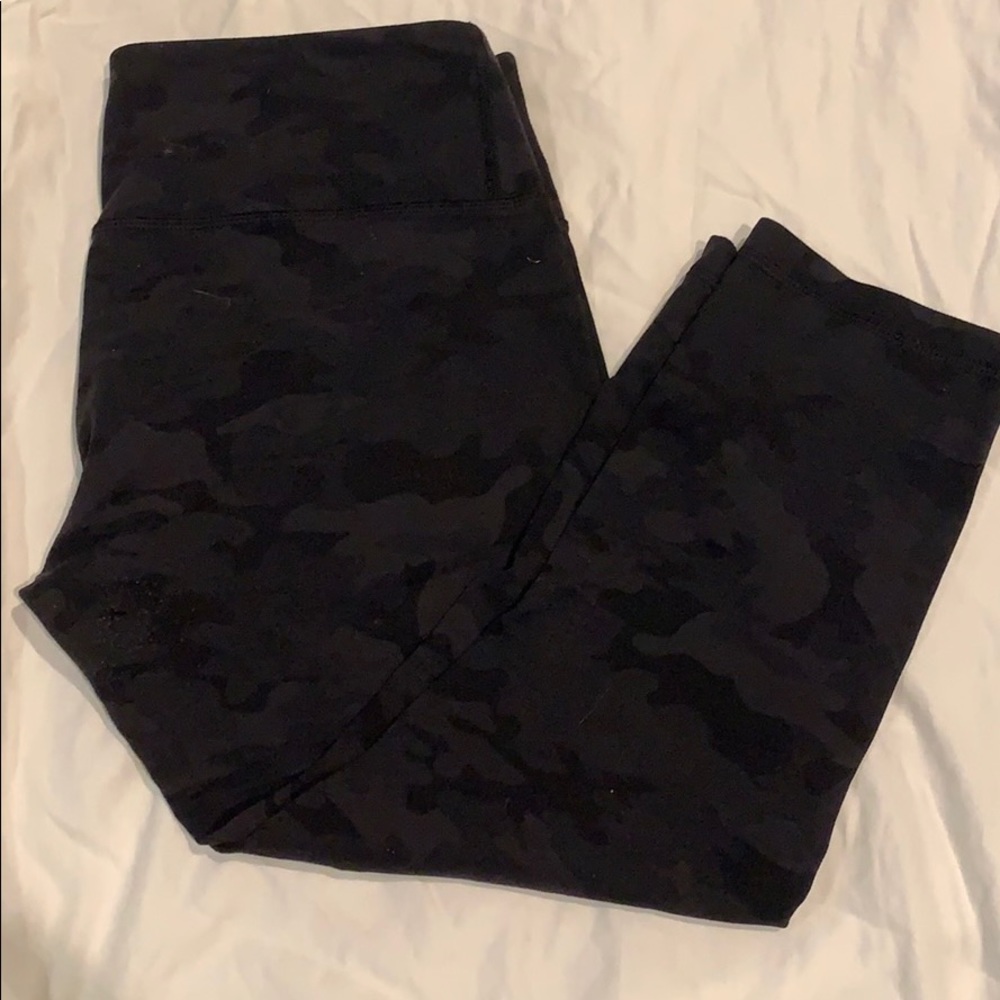 Lululemon black camo wunder under crop